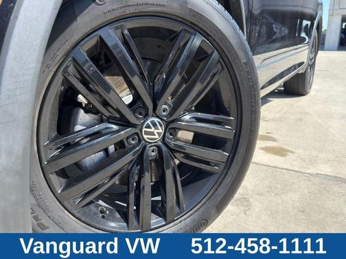 Deep Black Pearl Effect 2022 Volkswagen Tiguan 2.0T SE R-Line Black