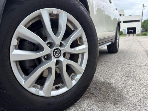 White 2018 Nissan Rogue SV