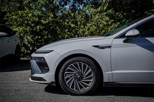 2024 Hyundai SONATA Hybrid Limited