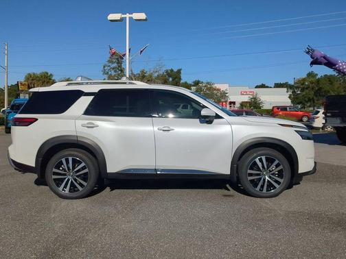 2025 Nissan Pathfinder Platinum 4WD