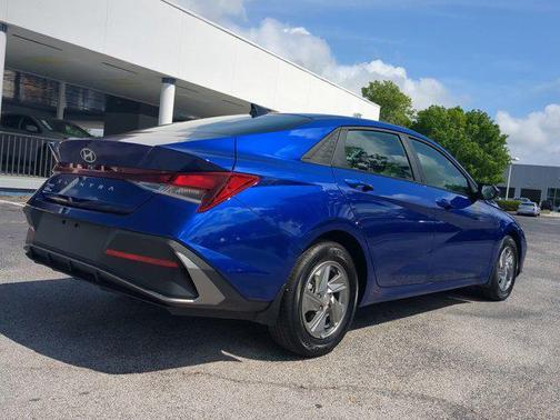 2025 Hyundai ELANTRA SE