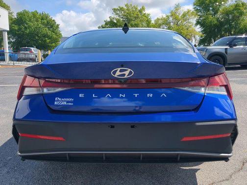 2025 Hyundai ELANTRA SE