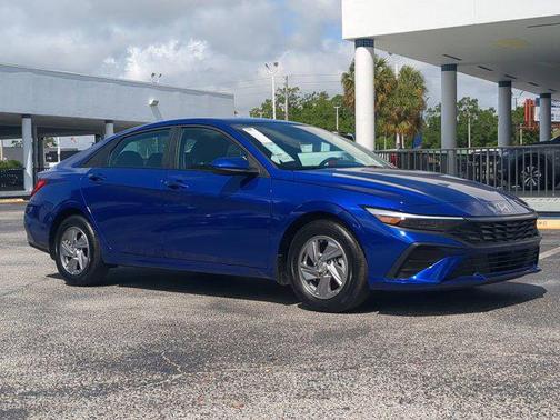 2025 Hyundai ELANTRA SE