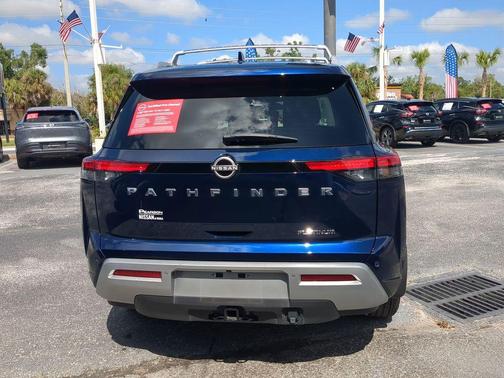 2024 Nissan Pathfinder Platinum FWD