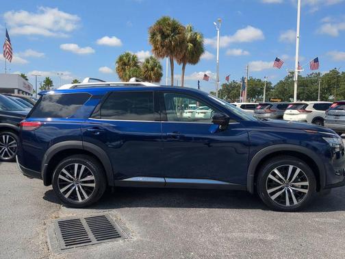 2024 Nissan Pathfinder Platinum FWD