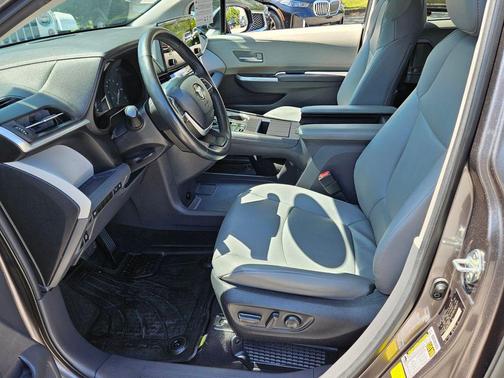 2024 Toyota Sienna XLE 8 Passenger