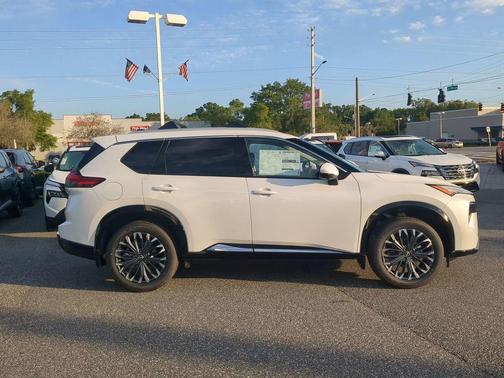 Everest White Pearl Tricoat 2026 Nissan Rogue Platinum