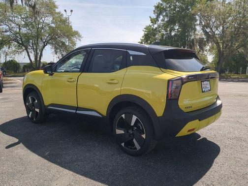 Yuzu Yellow Metallic/Super Black 2026 Nissan Kicks SR