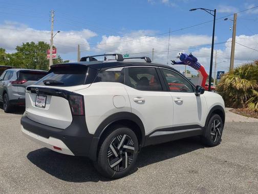 Aspen White Tricoat/Super Black 2026 Nissan Kicks SV