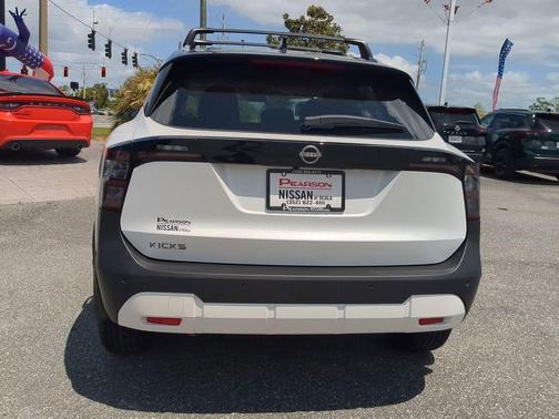 Aspen White Tricoat/Super Black 2026 Nissan Kicks SV