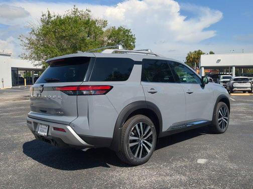 2025 Nissan Pathfinder Platinum FWD