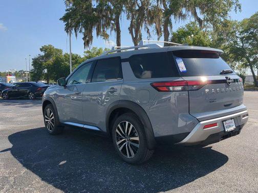 2025 Nissan Pathfinder Platinum FWD