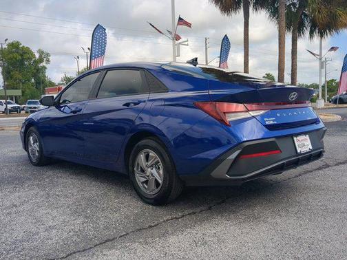 2025 Hyundai ELANTRA SE