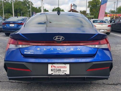 2025 Hyundai ELANTRA SE