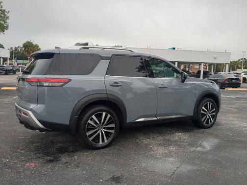 2025 Nissan Pathfinder Platinum FWD