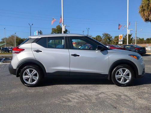 Brilliant Silver Metallic 2020 Nissan Kicks S