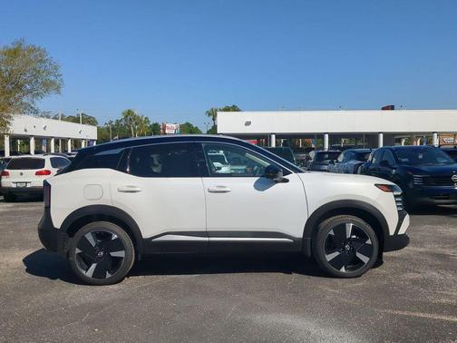 Aspen White Tricoat/Super Black 2026 Nissan Kicks SR