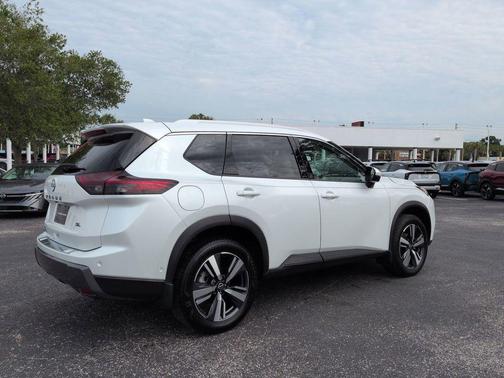 Everest White Pearl 2024 Nissan Rogue SL