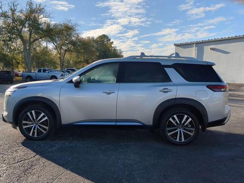 2024 Nissan Pathfinder Platinum
