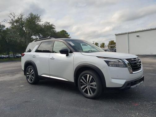 2025 Nissan Pathfinder Platinum FWD