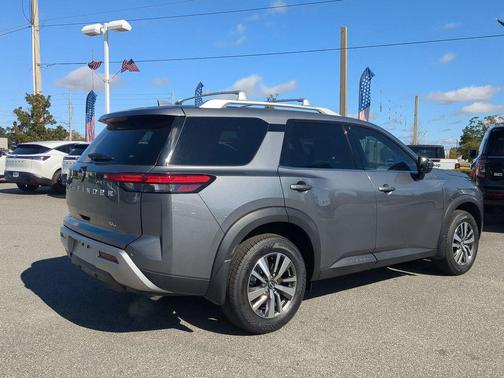 2025 Nissan Pathfinder SL FWD