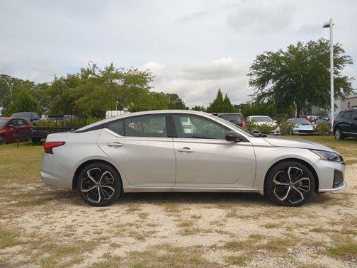 2025 Nissan Altima SR FWD