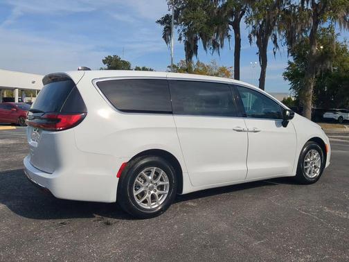 2024 Chrysler Pacifica Touring