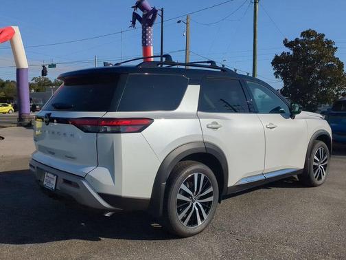 2025 Nissan Pathfinder Platinum FWD