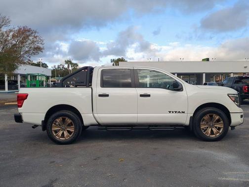 2024 Nissan Titan SV