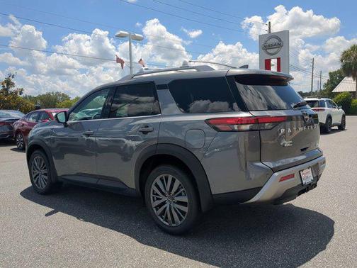 2025 Nissan Pathfinder SL 4WD