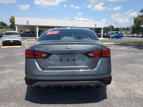 2022 Nissan Altima SR FWD