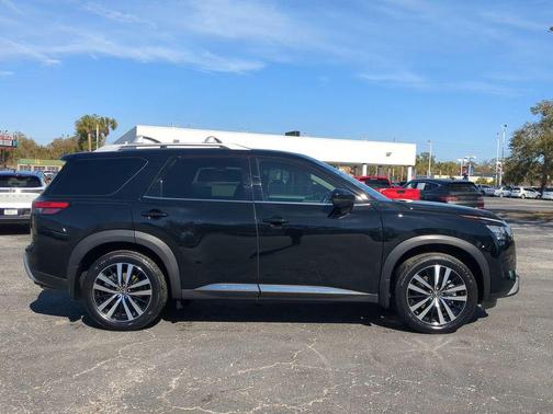 2025 Nissan Pathfinder Platinum FWD