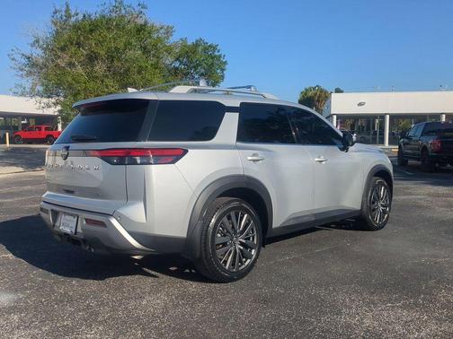 2022 Nissan Pathfinder SL 2WD