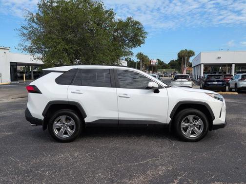 Ice Cap 2024 Toyota RAV4 XLE