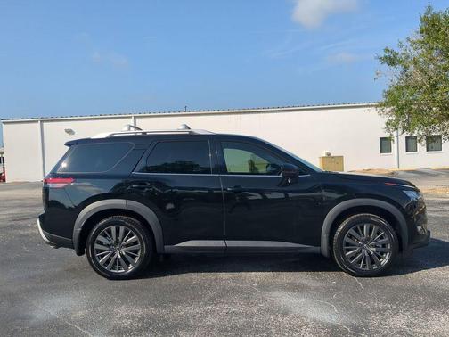 2022 Nissan Pathfinder SL 2WD