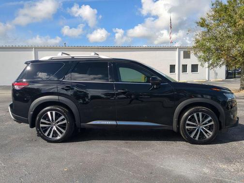 2025 Nissan Pathfinder Platinum FWD