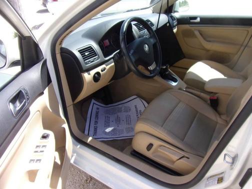 Off White 2008 Volkswagen Jetta SEL