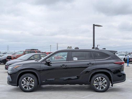 Midnight Black Metallic 2026 Toyota Highlander Hybrid XLE