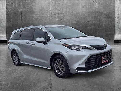 2023 Toyota Sienna LE