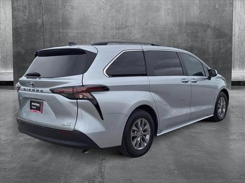2023 Toyota Sienna LE