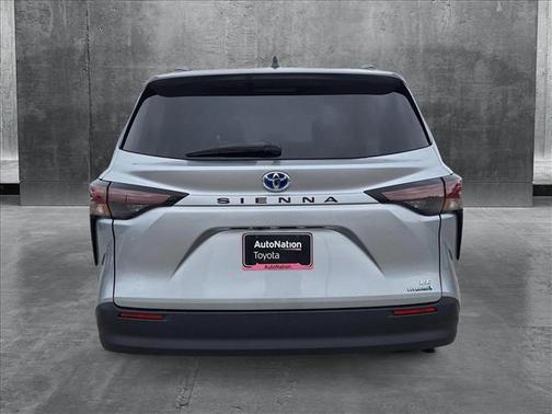 2023 Toyota Sienna LE
