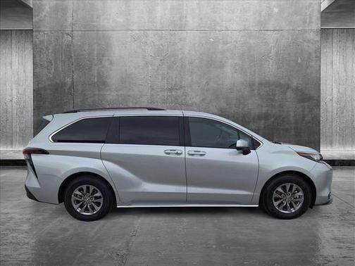 2023 Toyota Sienna LE
