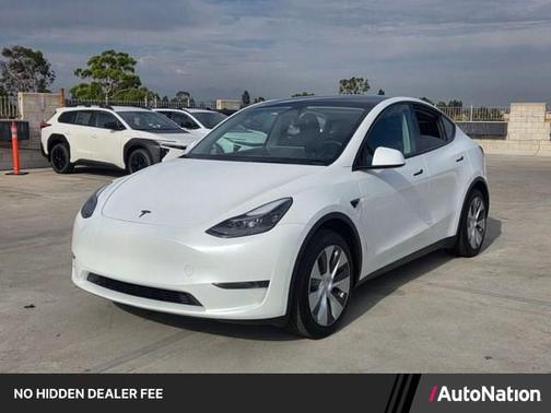 Pearl White Multi-Coat 2024 Tesla Model Y RWD *Ltd Avail*