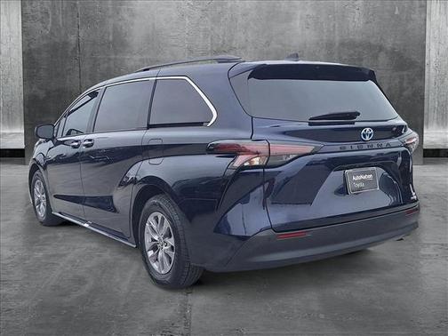 2023 Toyota Sienna XLE 8 Passenger