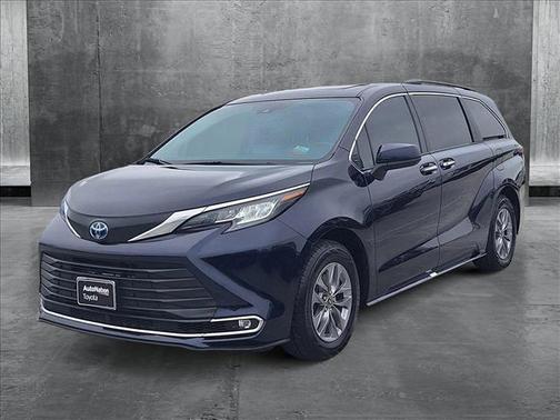 2023 Toyota Sienna XLE 8 Passenger
