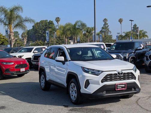 Ice Cap 2025 Toyota RAV4 LE