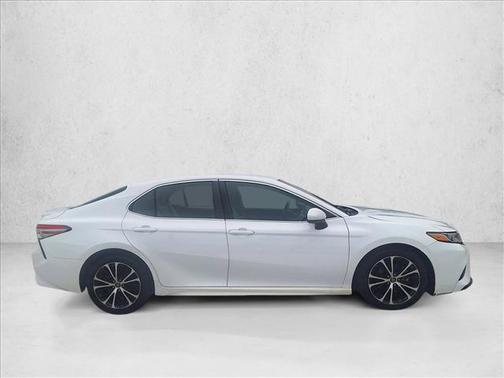 Super White 2018 Toyota Camry SE