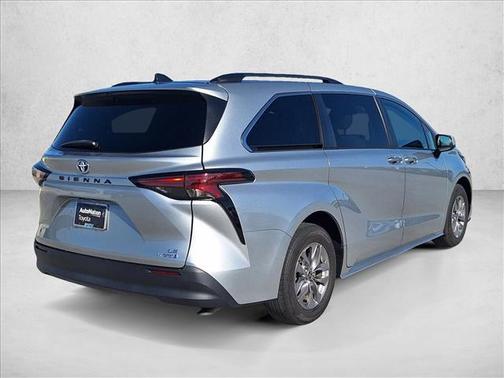 2022 Toyota Sienna LE