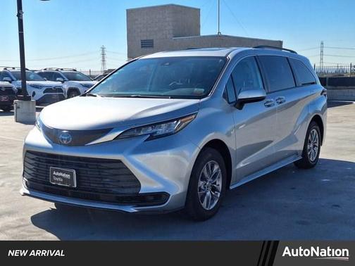 2022 Toyota Sienna LE