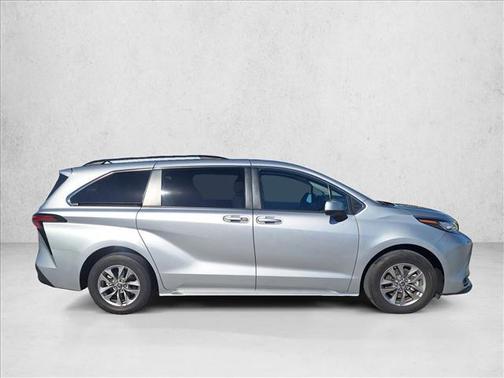 2022 Toyota Sienna LE